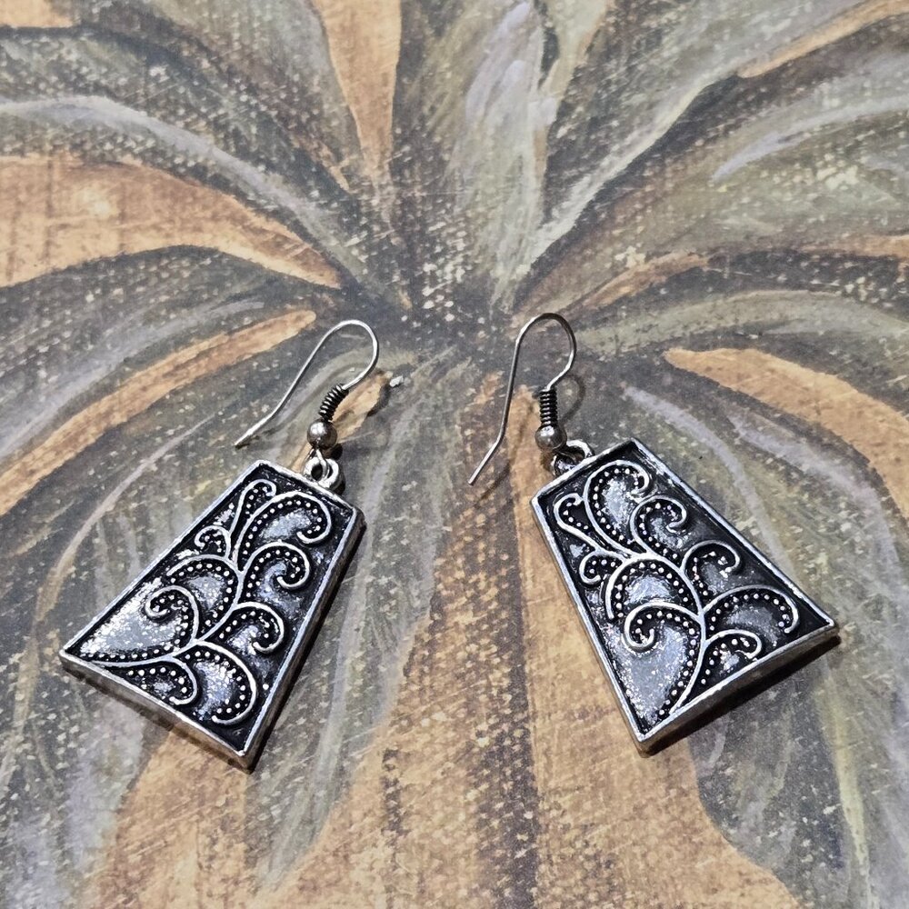 FASHION JEWELRY Women's Silver Textured Design Drop Pierced Earrings